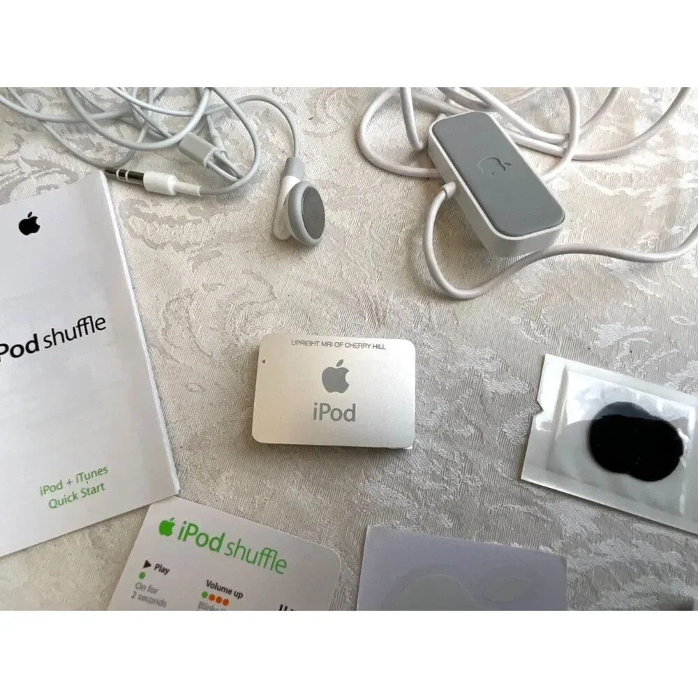 Apple Silver Ipod shuffle 2nd generation with box and all pieces 2006 engraved